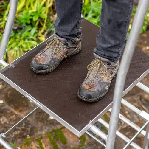 Henchman Hi-Step Ladder | UR-HIS