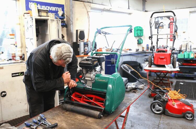 Buxtons - Arborist Equipment & Garden Machinery Experts 37 mechanics_2
